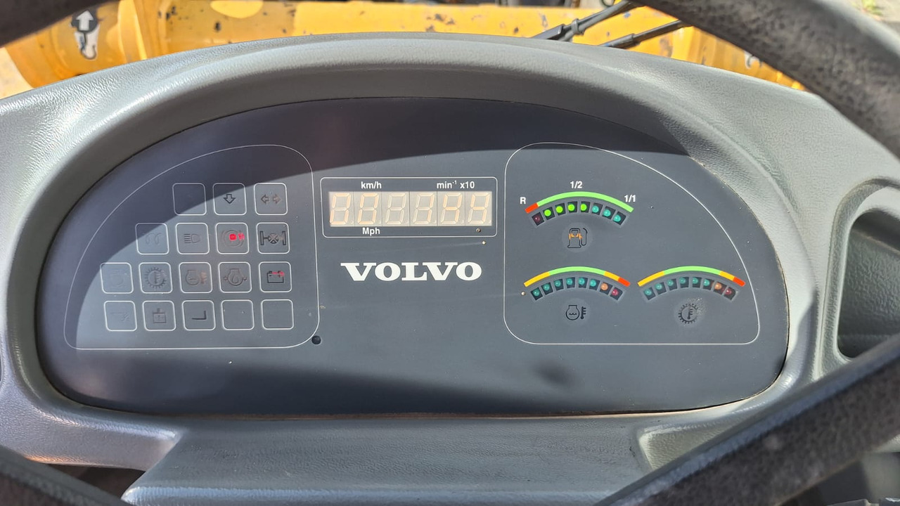Volvo Radlader L 40 B TP - Rakodógép: 3 kép. Volvo Radlader L 40 B TP - Rakodógép: 3 kép.