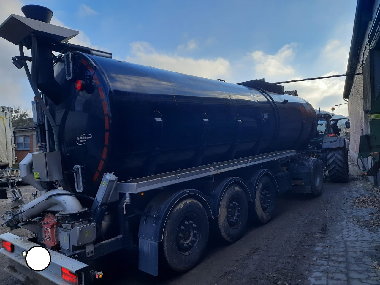 Wienhoff Drei-Achs Tanksattelauflieger - Műtrágyaszóró gép: 2 kép. Wienhoff Drei-Achs Tanksattelauflieger - Műtrágyaszóró gép: 2 kép.