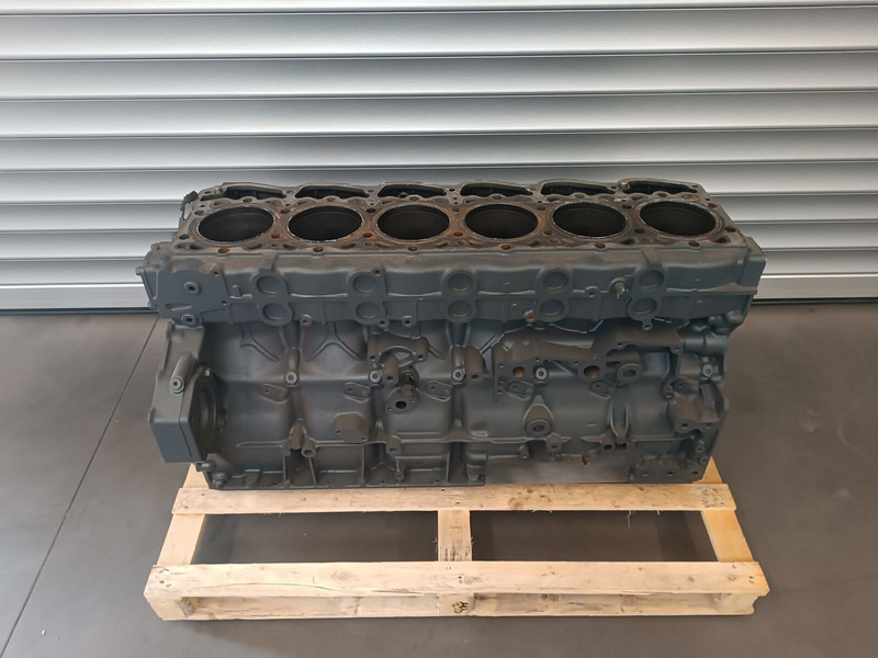 DAF XF106 Euro 6 - Motorblokk - Teherautó: 2 kép. DAF XF106 Euro 6 - Motorblokk - Teherautó: 2 kép.