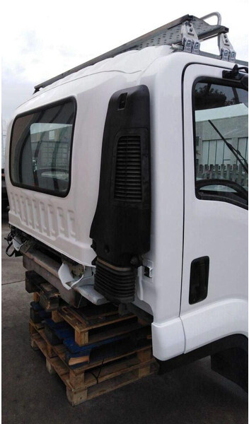 Isuzu FRR Euro 5 - Fülke és belső tér - Teherautó: 4 kép. Isuzu FRR Euro 5 - Fülke és belső tér - Teherautó: 4 kép.