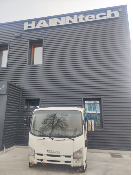 Isuzu NLR NL 77 85 "N - L" - Fülke és belső tér - Teherautó: 1 kép. Isuzu NLR NL 77 85 "N - L" - Fülke és belső tér - Teherautó: 1 kép.