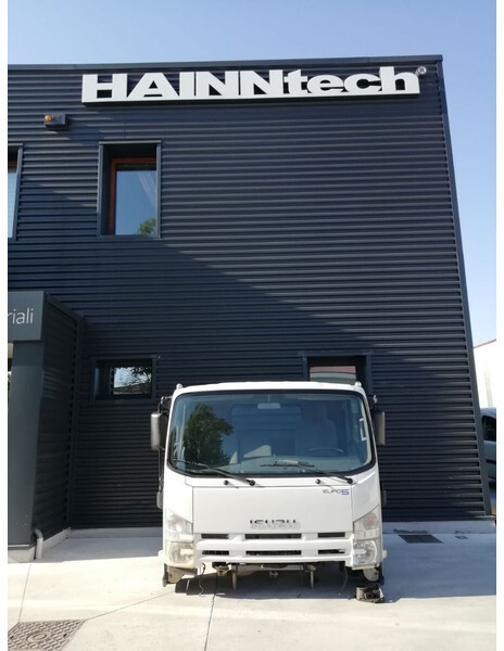 Isuzu NPR 85 "M - P - Q" - Fülke és belső tér - Teherautó: 1 kép. Isuzu NPR 85 "M - P - Q" - Fülke és belső tér - Teherautó: 1 kép.