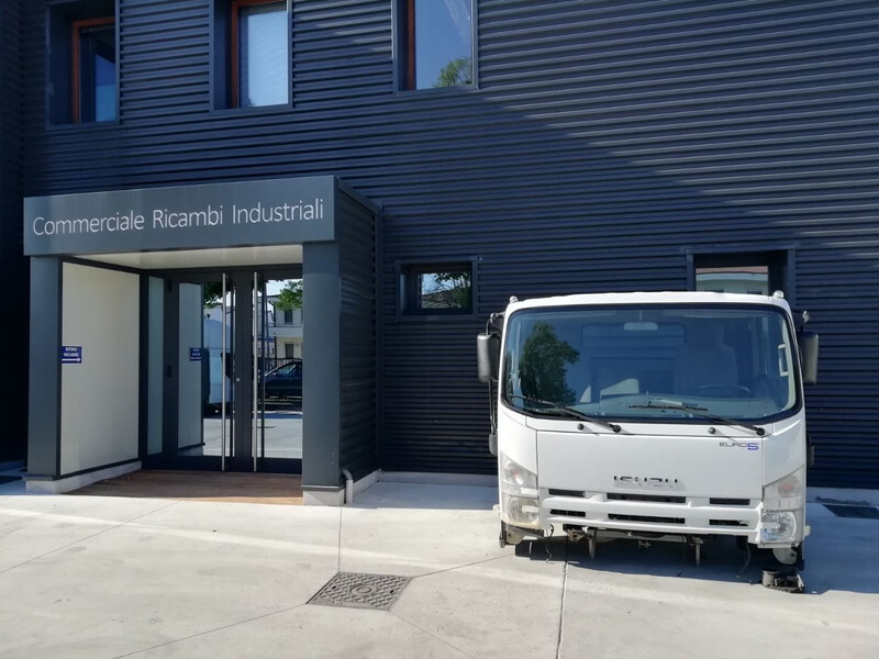 Isuzu NPR 85 "M - P - Q" - Fülke és belső tér - Teherautó: 4 kép. Isuzu NPR 85 "M - P - Q" - Fülke és belső tér - Teherautó: 4 kép.