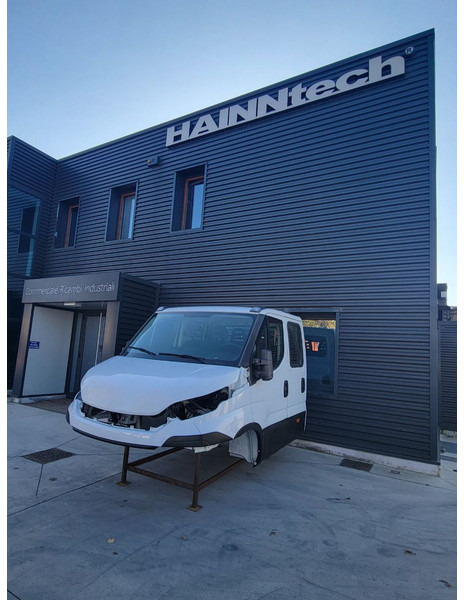 Iveco DAILY E6 - Fülke és belső tér - Teherautó: 1 kép. Iveco DAILY E6 - Fülke és belső tér - Teherautó: 1 kép.