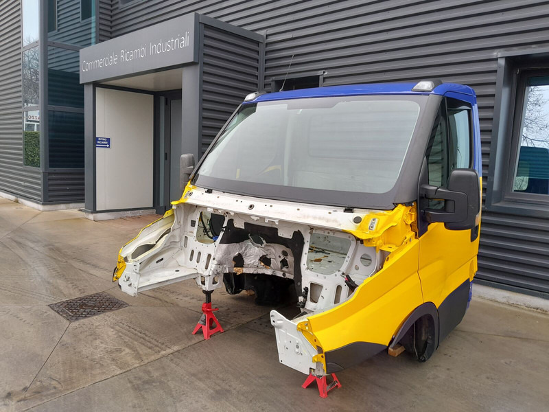 Iveco DAILY - Fülke és belső tér - Teherautó: 1 kép. Iveco DAILY - Fülke és belső tér - Teherautó: 1 kép.