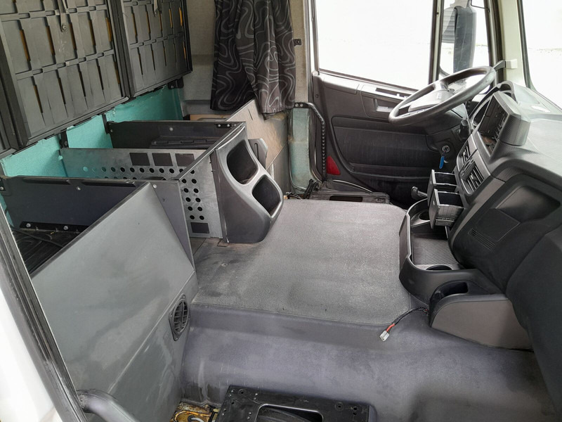 Iveco Stralis AT HI-ROAD - Fülke és belső tér - Teherautó: 5 kép. Iveco Stralis AT HI-ROAD - Fülke és belső tér - Teherautó: 5 kép.