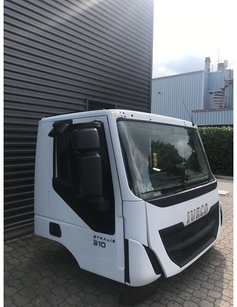 Iveco TRAKKER - HI-STREET Euro 6 - Fülke és belső tér - Teherautó: 3 kép. Iveco TRAKKER - HI-STREET Euro 6 - Fülke és belső tér - Teherautó: 3 kép.