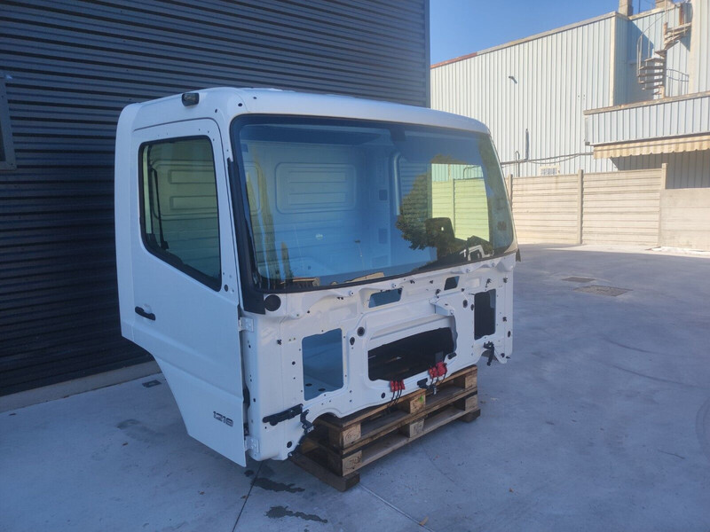 Mercedes-Benz ATEGO 4 CYLINDERS EURO 5 EURO 6 - Fülke és belső tér - Teherautó: 3 kép. Mercedes-Benz ATEGO 4 CYLINDERS EURO 5 EURO 6 - Fülke és belső tér - Teherautó: 3 kép.