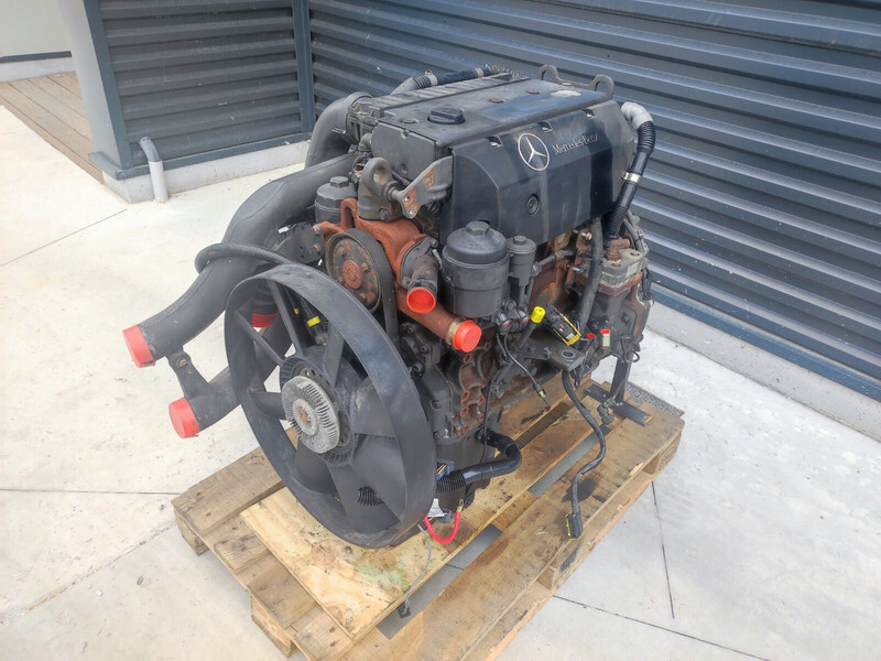 Mercedes-Benz ATEGO OM906LA-V - Motor - Teherautó: 3 kép. Mercedes-Benz ATEGO OM906LA-V - Motor - Teherautó: 3 kép.
