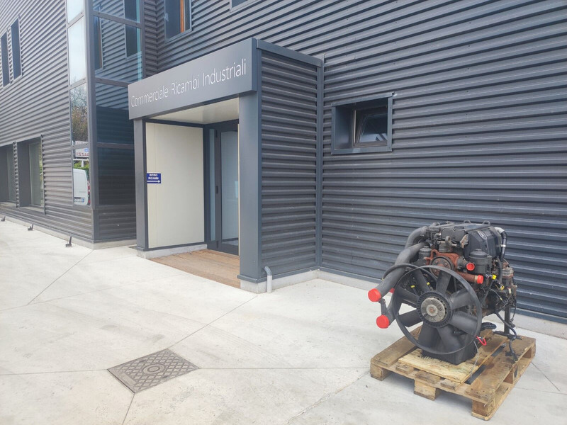 Mercedes-Benz ATEGO OM906LA-V - Motor - Teherautó: 1 kép. Mercedes-Benz ATEGO OM906LA-V - Motor - Teherautó: 1 kép.