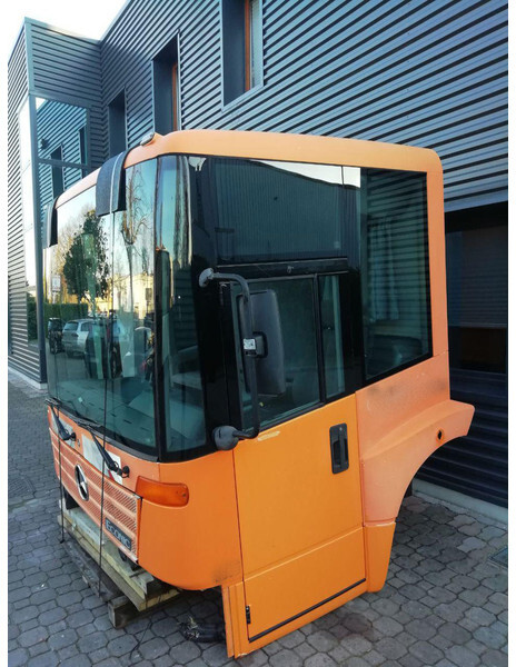 Mercedes-Benz ECONIC - Fülke és belső tér - Teherautó: 2 kép. Mercedes-Benz ECONIC - Fülke és belső tér - Teherautó: 2 kép.