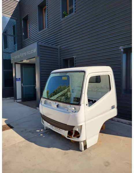 Mitsubishi Fuso RHD - S euro 6 - Fülke és belső tér - Teherautó: 3 kép. Mitsubishi Fuso RHD - S euro 6 - Fülke és belső tér - Teherautó: 3 kép.