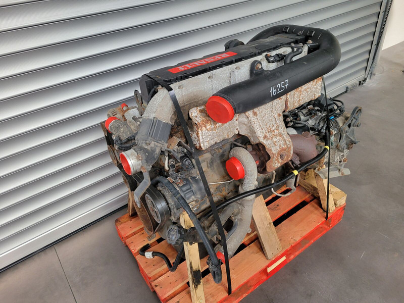 Renault PREMIUM MIDLUM DXI 7 EURO 5 - Motor - Teherautó: 4 kép. Renault PREMIUM MIDLUM DXI 7 EURO 5 - Motor - Teherautó: 4 kép.