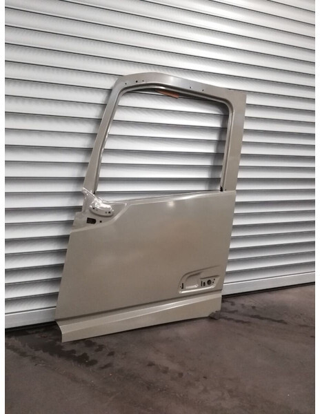 Volvo FH - Ajtó és alkatrészek - Teherautó: 1 kép. Volvo FH - Ajtó és alkatrészek - Teherautó: 1 kép.