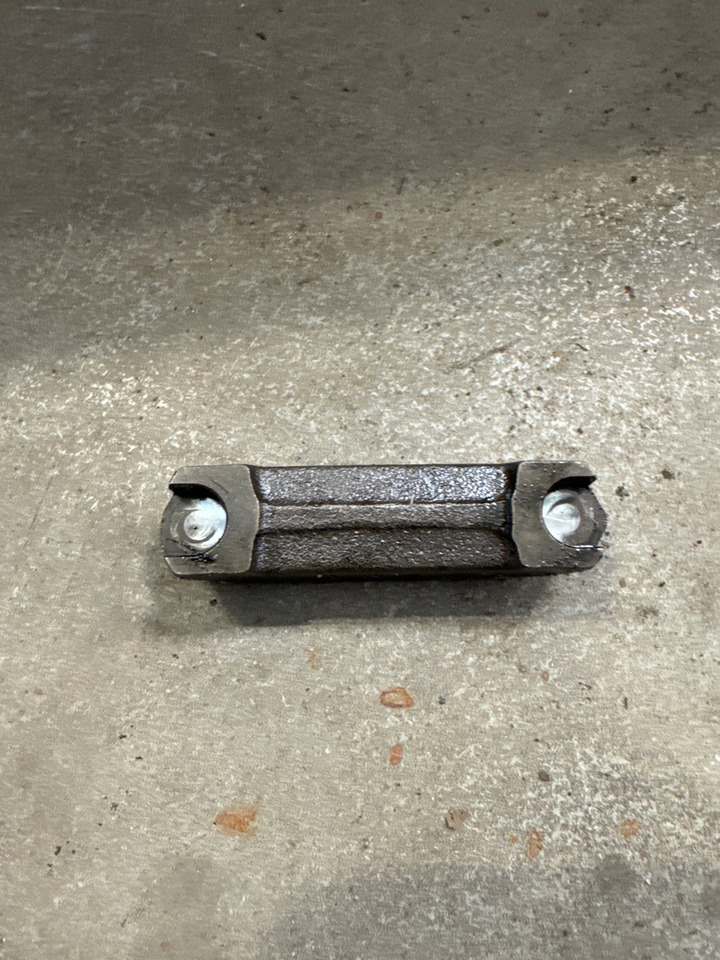 DAF BRIDGE BRACKET 2118902 - Motor és alkatrészek - Teherautó: 2 kép. DAF BRIDGE BRACKET 2118902 - Motor és alkatrészek - Teherautó: 2 kép.