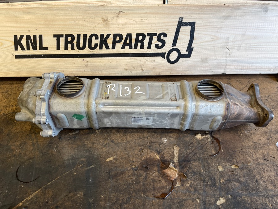 MAN EXCHAUST GAS COOLER 51.08152-5027 - Motor és alkatrészek - Teherautó: 2 kép. MAN EXCHAUST GAS COOLER 51.08152-5027 - Motor és alkatrészek - Teherautó: 2 kép.