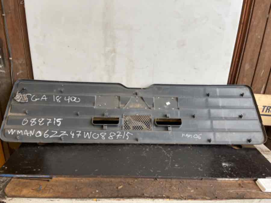 MAN F2000 FRONT GRILL 81.61150-0110 - Karosszéria és külső - Teherautó: 1 kép. MAN F2000 FRONT GRILL 81.61150-0110 - Karosszéria és külső - Teherautó: 1 kép.