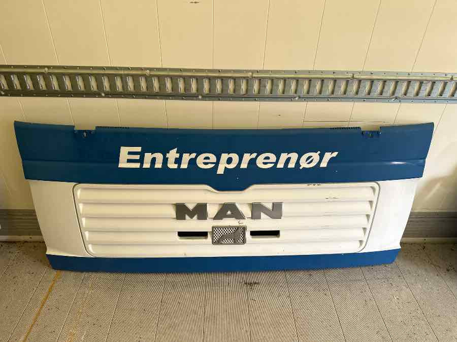 MAN FRONT GRILL 81.61110-0063 - Karosszéria és külső - Teherautó: 1 kép. MAN FRONT GRILL 81.61110-0063 - Karosszéria és külső - Teherautó: 1 kép.