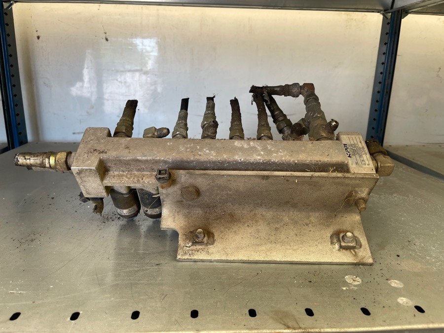 NEW HOLLAND VALVES KPM TYPE: 8KWE5A-30/G24WR-825A - Fékszelep - Teherautó: 1 kép. NEW HOLLAND VALVES KPM TYPE: 8KWE5A-30/G24WR-825A - Fékszelep - Teherautó: 1 kép.