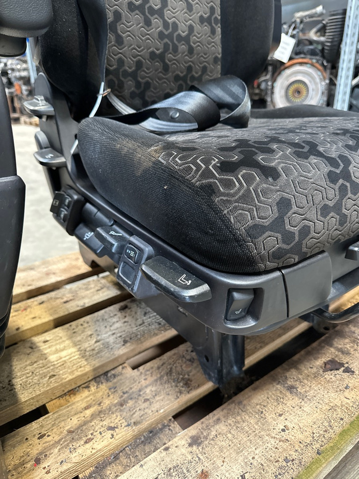 SCANIA PASSENGER SEAT NGR - Fülke és belső tér - Teherautó: 3 kép. SCANIA PASSENGER SEAT NGR - Fülke és belső tér - Teherautó: 3 kép.