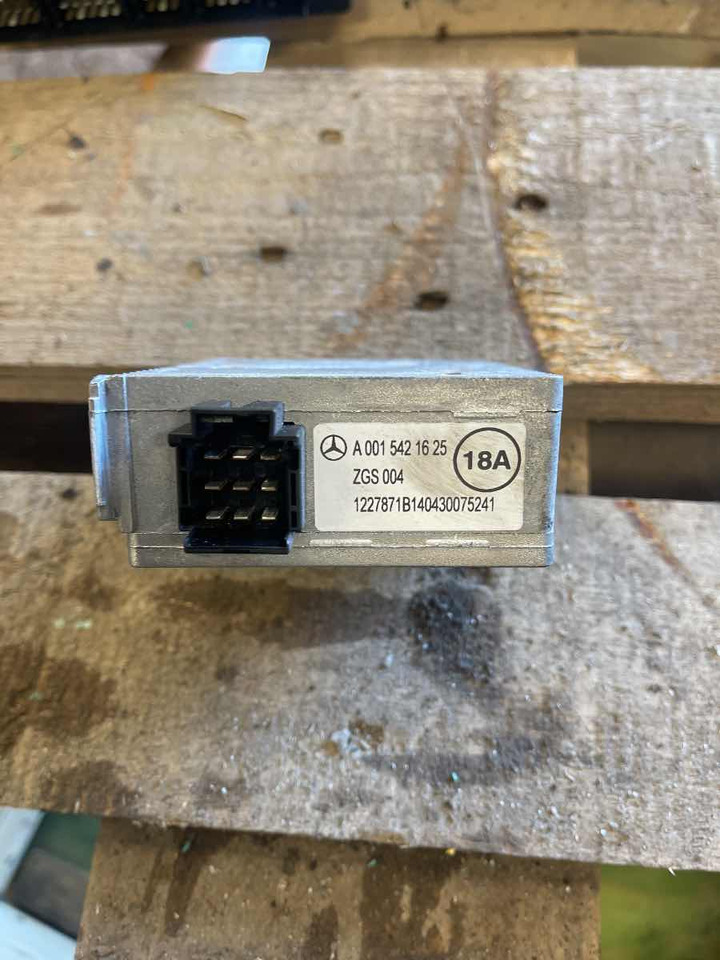 SETRA / MERCEDES VOLTAGE ECU A0015421625 - ECU - Busz: 1 kép. SETRA / MERCEDES VOLTAGE ECU A0015421625 - ECU - Busz: 1 kép.