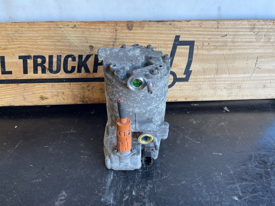 VOLVO AC COMPRESSOR 84192002 - Hűtőrendszer - Teherautó: 1 kép. VOLVO AC COMPRESSOR 84192002 - Hűtőrendszer - Teherautó: 1 kép.