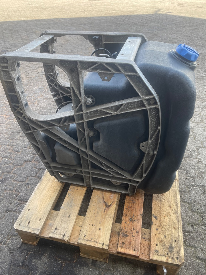 VOLVO ADBLUE TANK 23264001 - Üzemanyagrendszer - Teherautó: 1 kép. VOLVO ADBLUE TANK 23264001 - Üzemanyagrendszer - Teherautó: 1 kép.