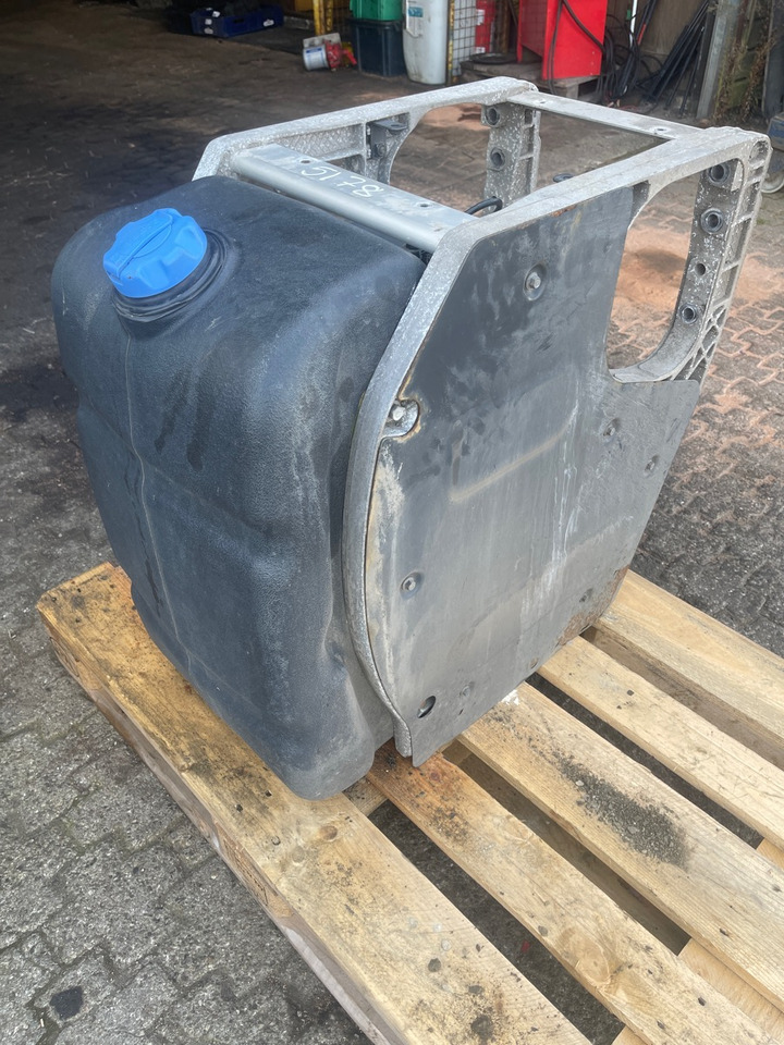 VOLVO ADBLUE TANK 23264001 - Üzemanyagrendszer - Teherautó: 2 kép. VOLVO ADBLUE TANK 23264001 - Üzemanyagrendszer - Teherautó: 2 kép.