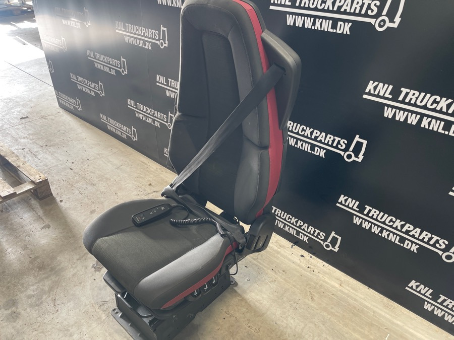 VOLVO DRIVER SEAT - Fülke és belső tér - Teherautó: 3 kép. VOLVO DRIVER SEAT - Fülke és belső tér - Teherautó: 3 kép.