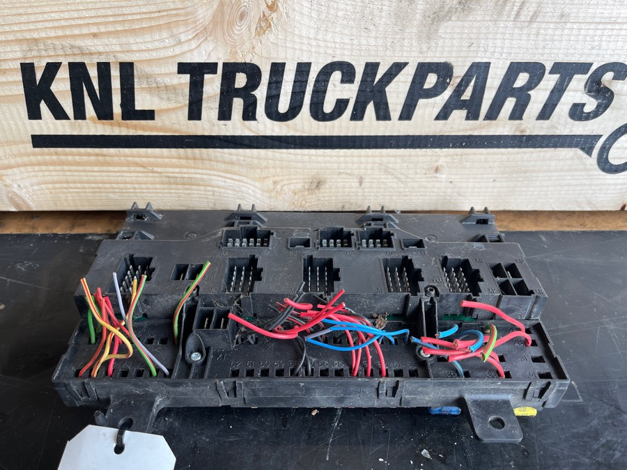 VOLVO FUSE AND RELAY CENTRE 20568055 - Elektromos rendszer - Teherautó: 2 kép. VOLVO FUSE AND RELAY CENTRE 20568055 - Elektromos rendszer - Teherautó: 2 kép.