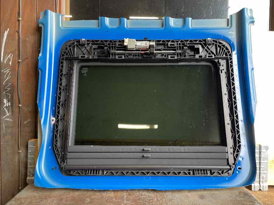 VOLVO SUNROOF 84415477 - Fülke és belső tér - Teherautó: 3 kép. VOLVO SUNROOF 84415477 - Fülke és belső tér - Teherautó: 3 kép.