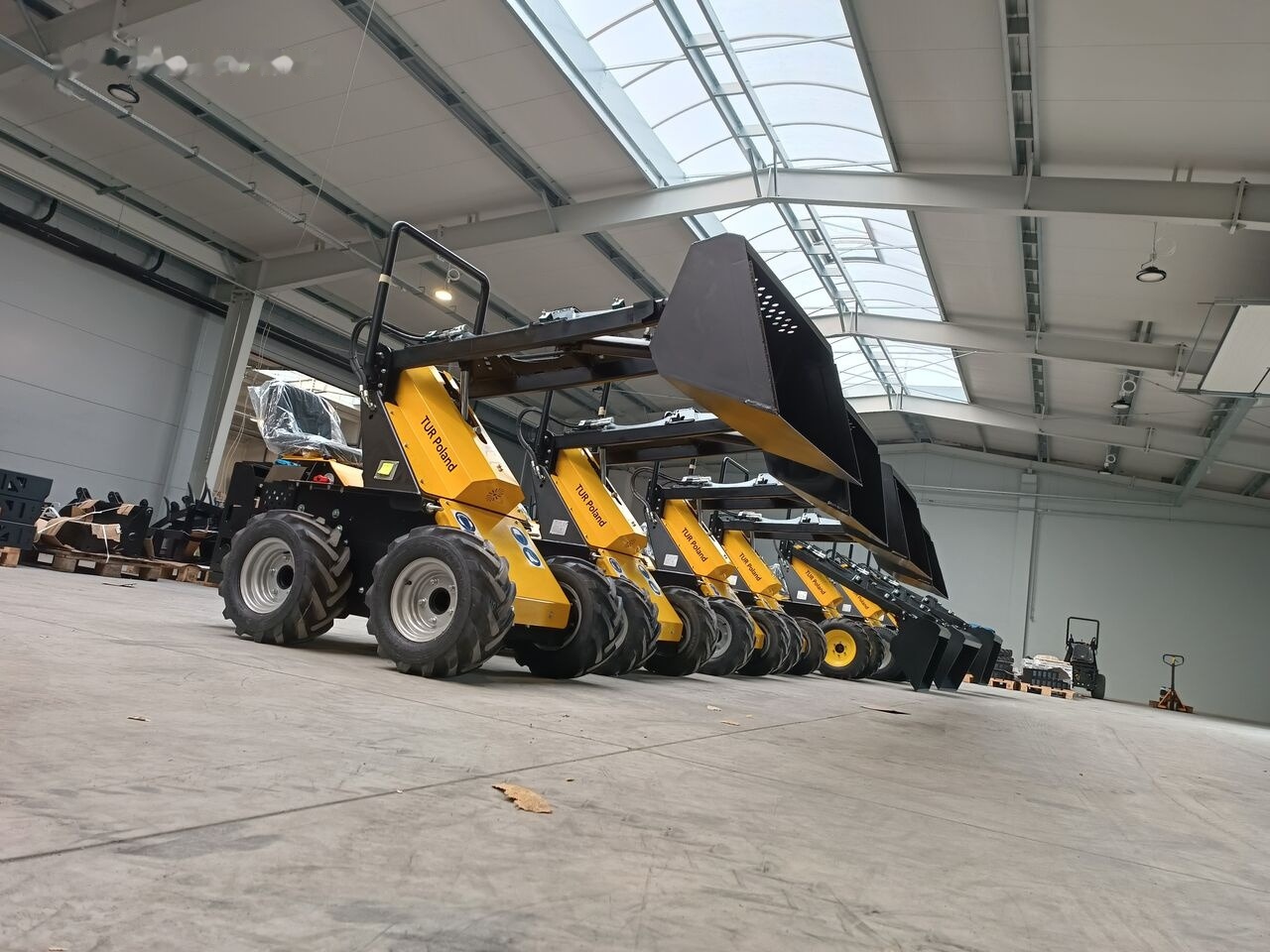 Tur Poland Mini Loader TUR N 520 Mini Hoflader Kompaktlader Briggs&Stratton - Mini homlokrakodó: 2 kép. Tur Poland Mini Loader TUR N 520 Mini Hoflader Kompaktlader Briggs&Stratton - Mini homlokrakodó: 2 kép.