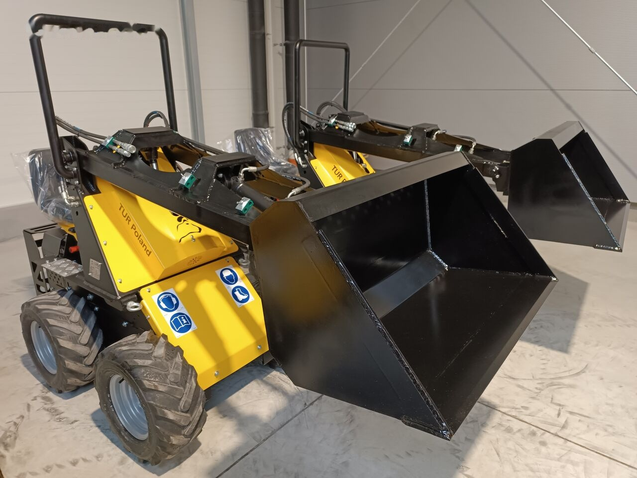 Tur Poland Radlader Mini loader Mini Hoflader N 520 - Mini homlokrakodó: 4 kép. Tur Poland Radlader Mini loader Mini Hoflader N 520 - Mini homlokrakodó: 4 kép.