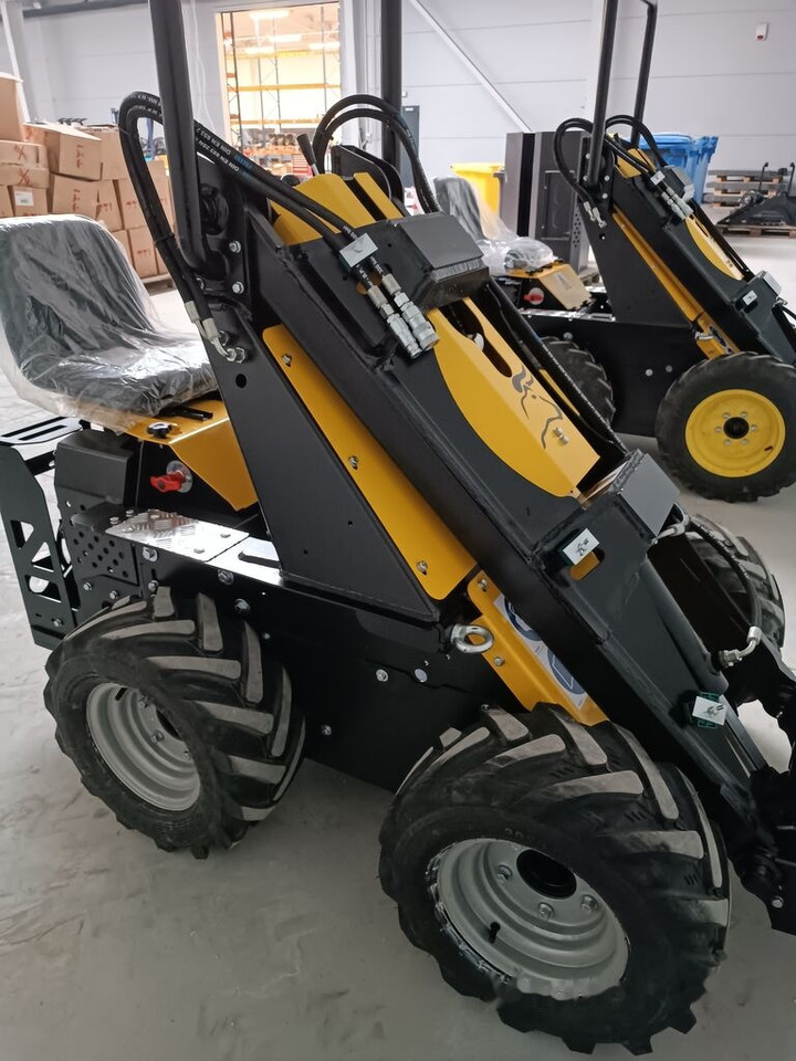 Tur Poland Radlader Mini loader Mini Hoflader N 520 - Mini homlokrakodó: 3 kép. Tur Poland Radlader Mini loader Mini Hoflader N 520 - Mini homlokrakodó: 3 kép.