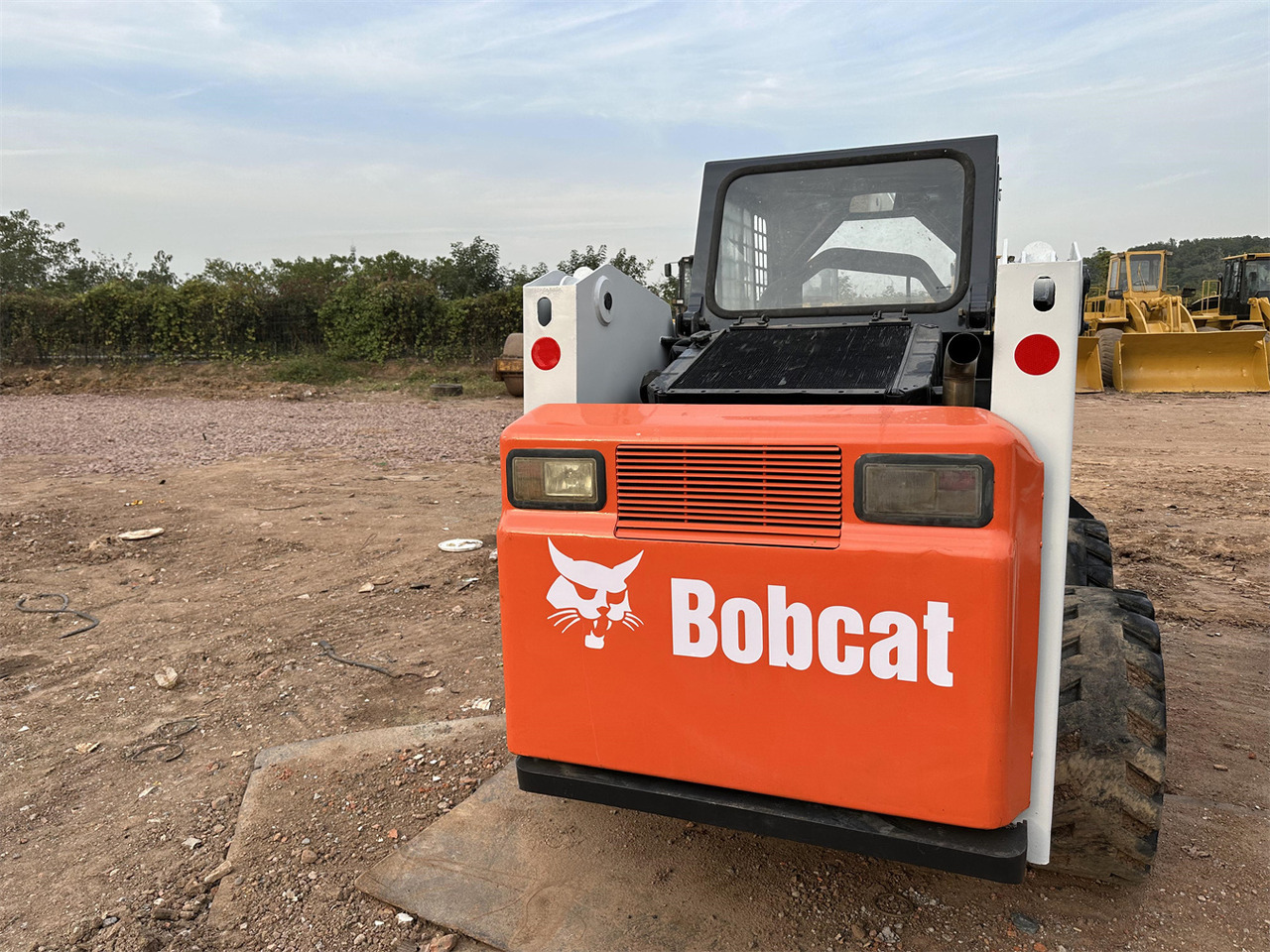 BOBCAT S300 - Mini homlokrakodó: 4 kép. BOBCAT S300 - Mini homlokrakodó: 4 kép.
