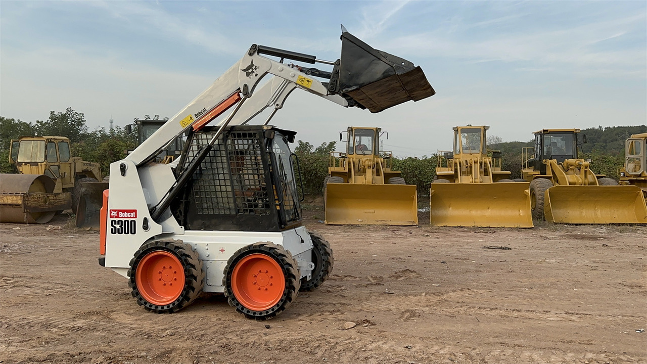BOBCAT S300 - Mini homlokrakodó: 2 kép. BOBCAT S300 - Mini homlokrakodó: 2 kép.