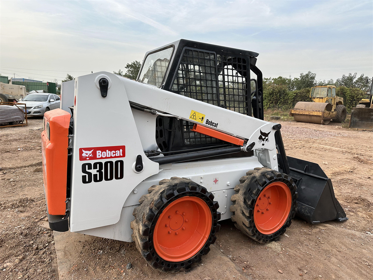 BOBCAT S300 - Mini homlokrakodó: 4 kép. BOBCAT S300 - Mini homlokrakodó: 4 kép.