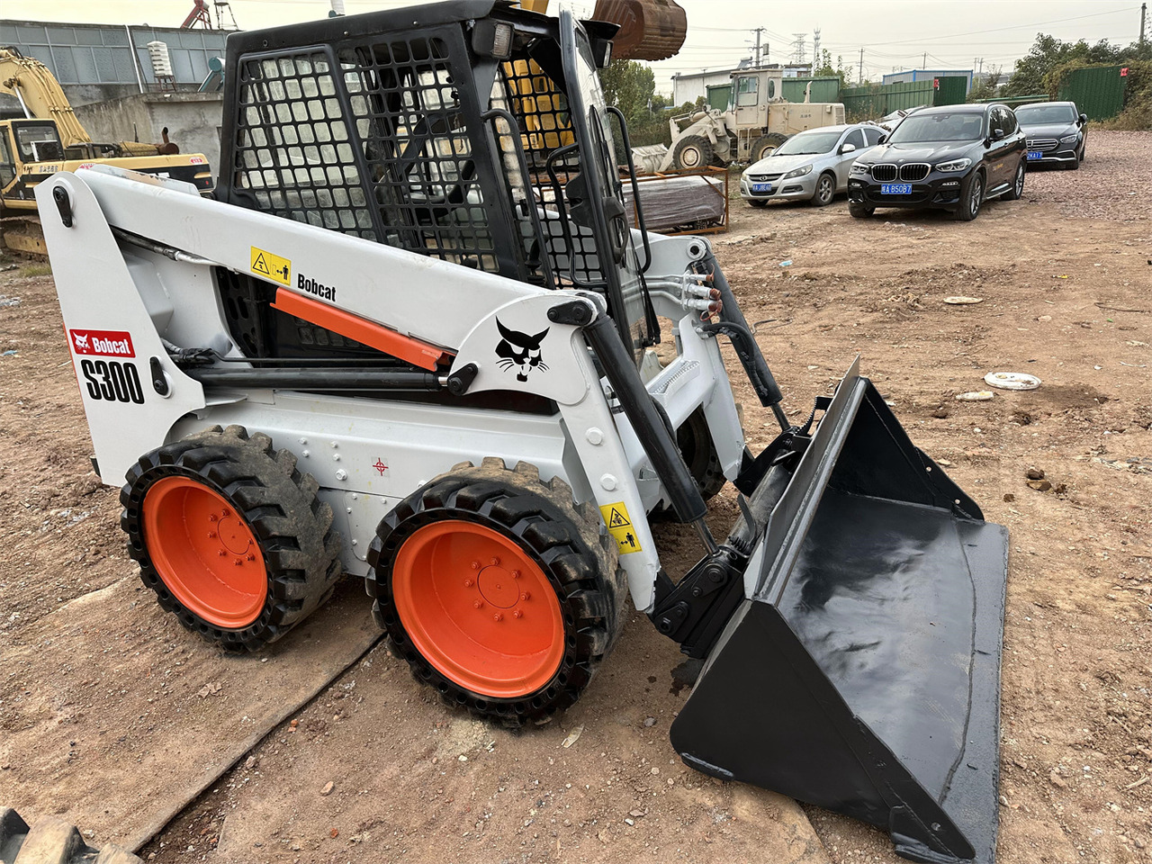 BOBCAT S300 - Mini homlokrakodó: 5 kép. BOBCAT S300 - Mini homlokrakodó: 5 kép.
