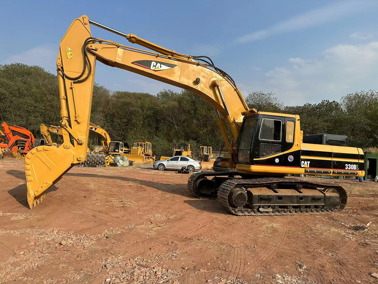 Lánctalpas kotró CAT 320B: 6 kép.