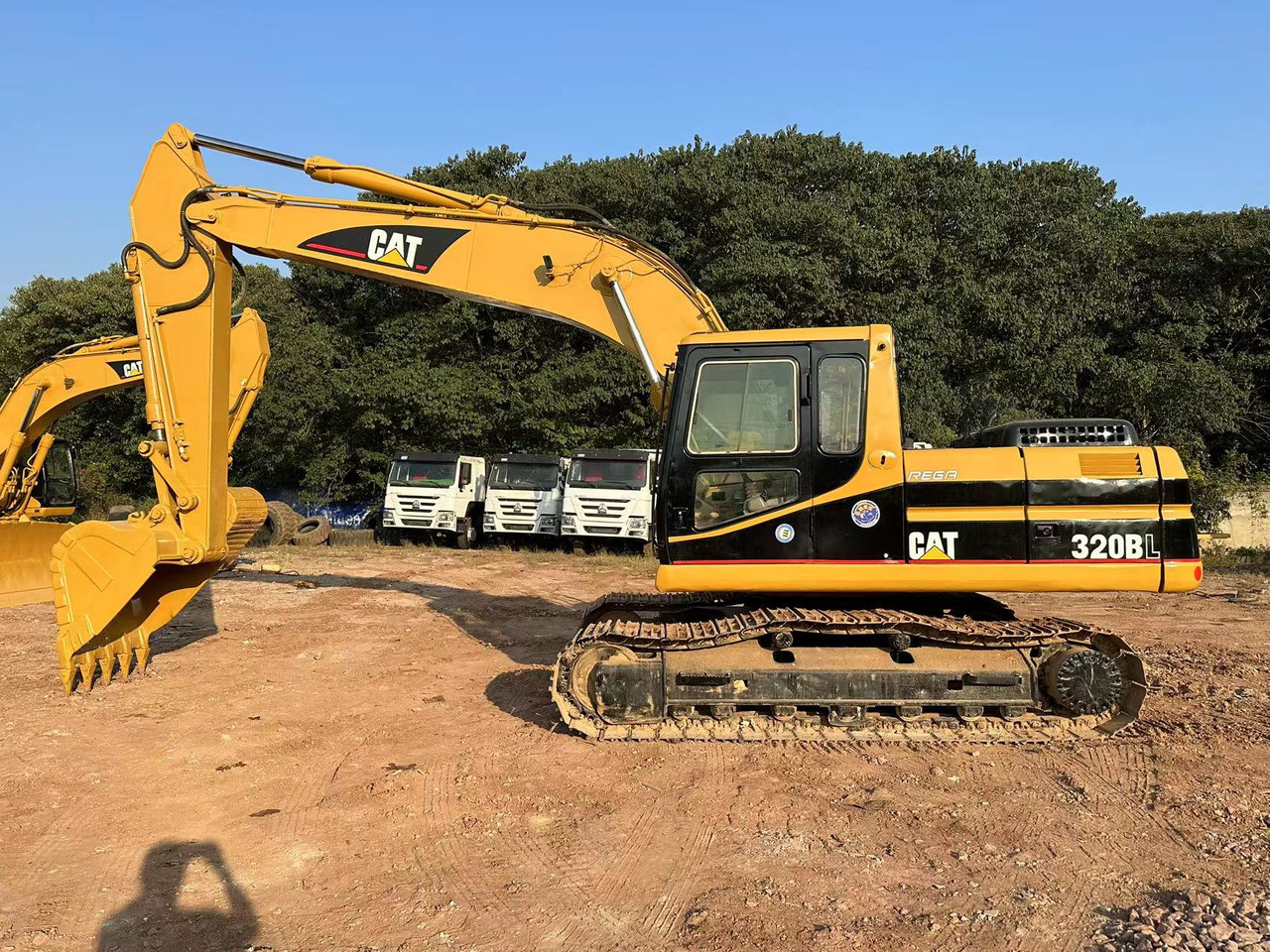 CAT 320B - Lánctalpas kotró: 2 kép. CAT 320B - Lánctalpas kotró: 2 kép.