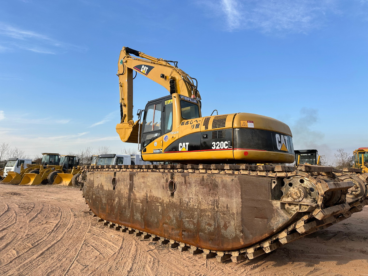 CAT 320CL - Kétéltű kotrógép: 1 kép. CAT 320CL - Kétéltű kotrógép: 1 kép.