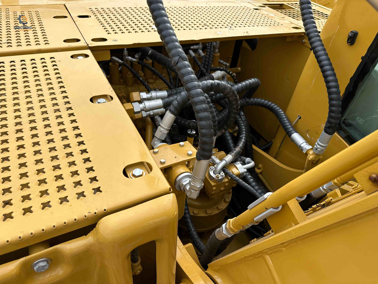 Lánctalpas kotró CAT 320CL with hammer: 8 kép.