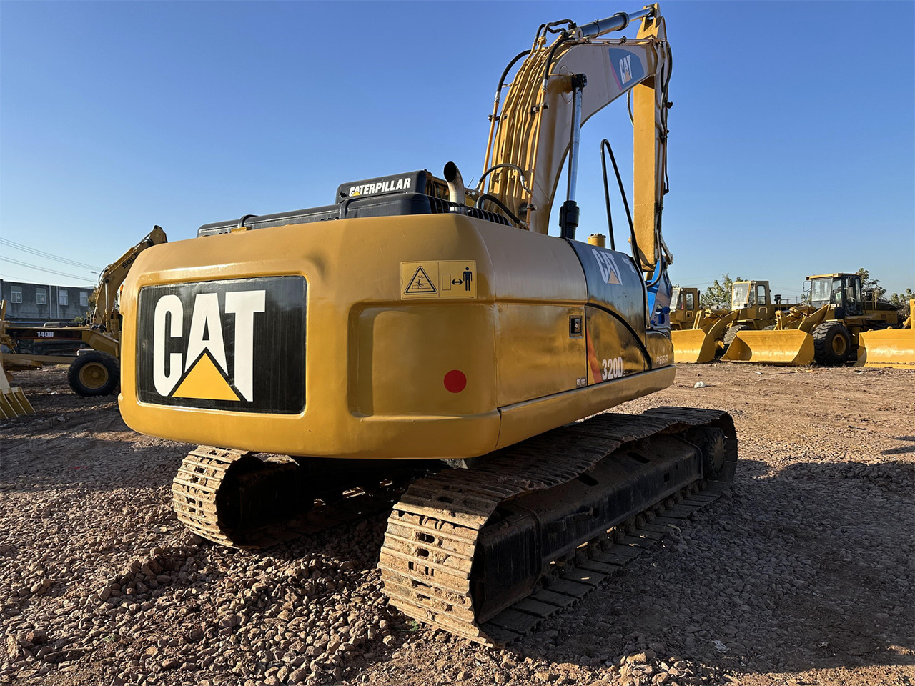 CAT 320DL - Kotrógép: 4 kép. CAT 320DL - Kotrógép: 4 kép.