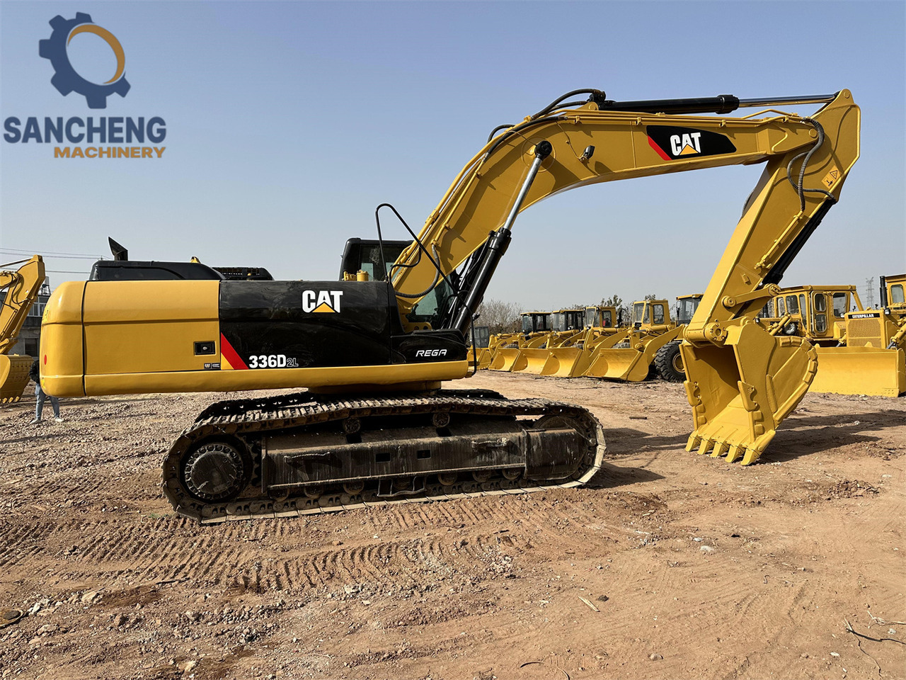 CAT 336D2L Crawler excavator - Kotrógép: 2 kép. CAT 336D2L Crawler excavator - Kotrógép: 2 kép.
