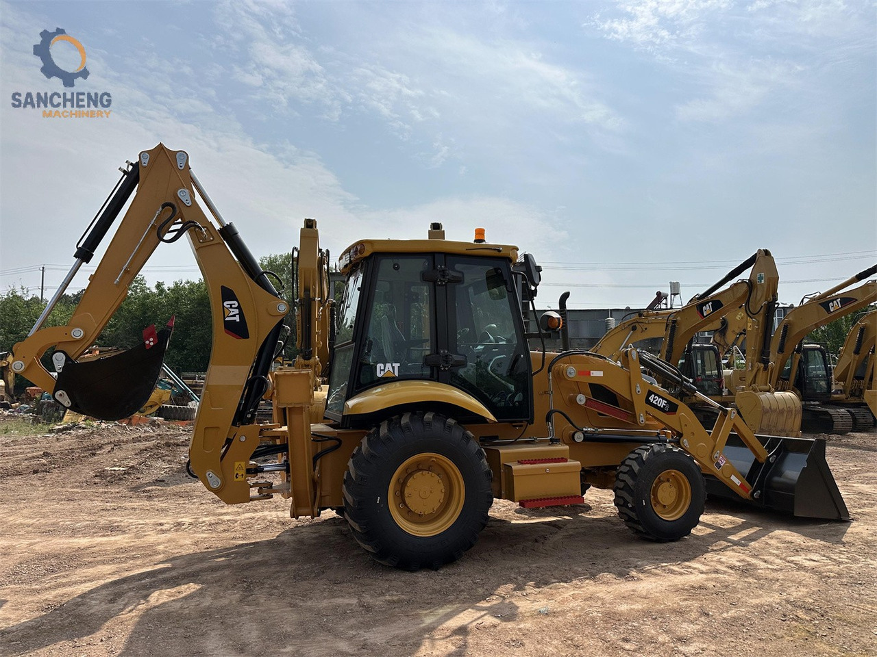 CAT 420F2 - Kotrórakodó: 2 kép. CAT 420F2 - Kotrórakodó: 2 kép.
