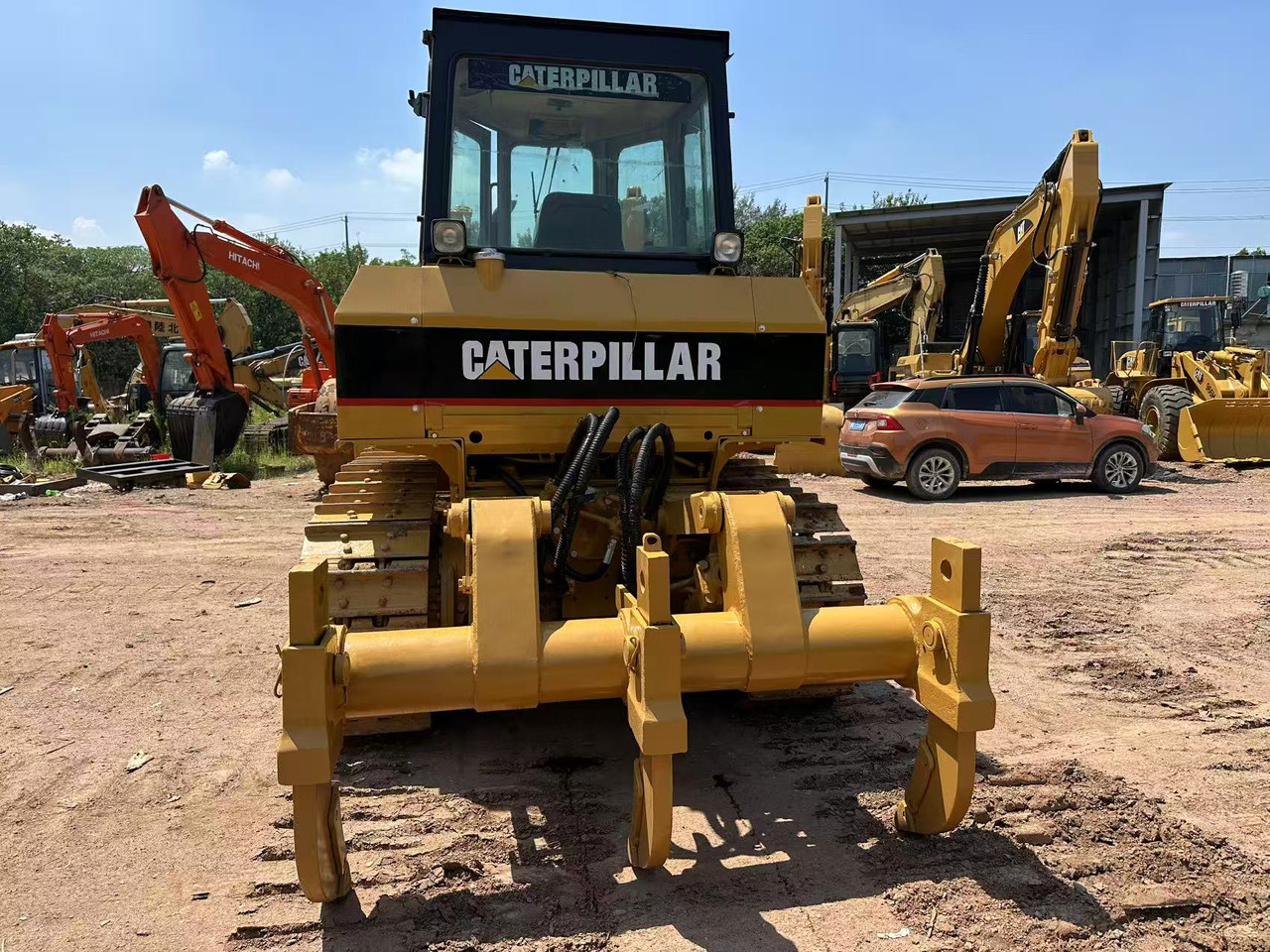 Buldózer CAT D6G: 8 kép. Buldózer CAT D6G: 8 kép.