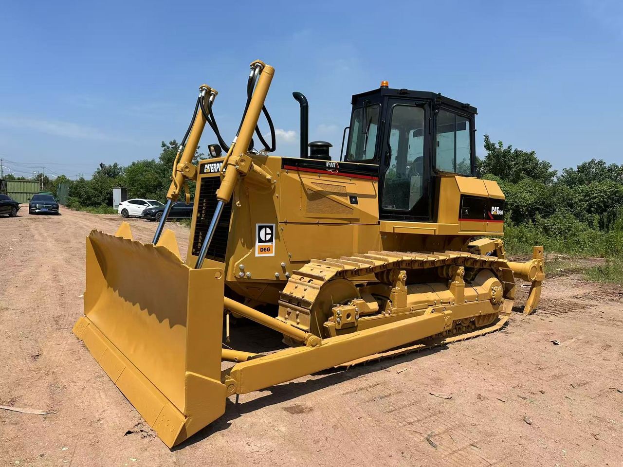 Buldózer CAT D6G: 7 kép. Buldózer CAT D6G: 7 kép.