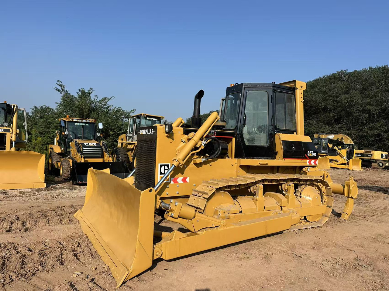 CAT D6G - Buldózer: 2 kép. CAT D6G - Buldózer: 2 kép.