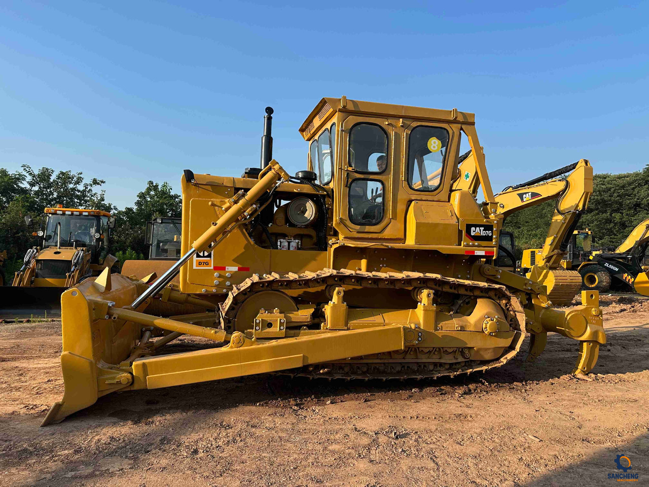 Buldózer CAT D7G: 12 kép. Buldózer CAT D7G: 12 kép.