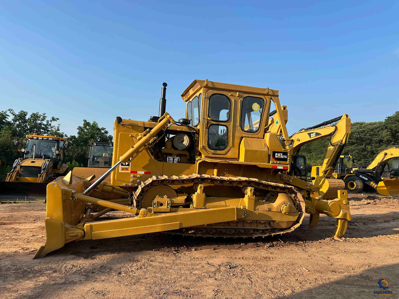 Buldózer CAT D7G: 9 kép. Buldózer CAT D7G: 9 kép.